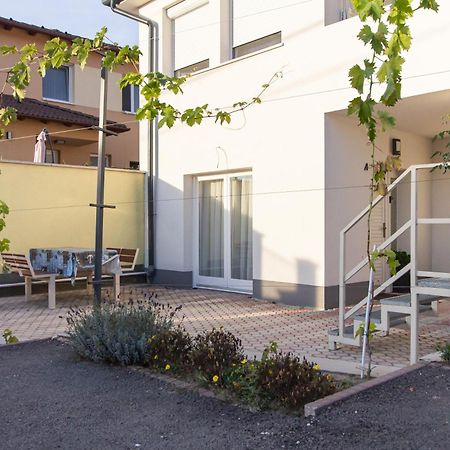 Deli Terasz A Apartman Free Parking, Self-Check-In Anytime Gyor Exterior photo