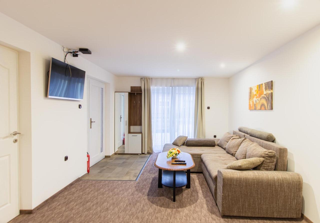 Deli Terasz A Apartman Free Parking, Self-Check-In Anytime Gyor Exterior photo