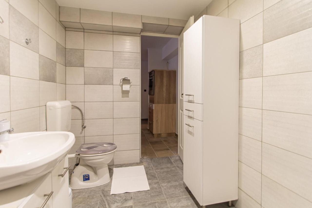 Deli Terasz A Apartman Free Parking, Self-Check-In Anytime Gyor Exterior photo