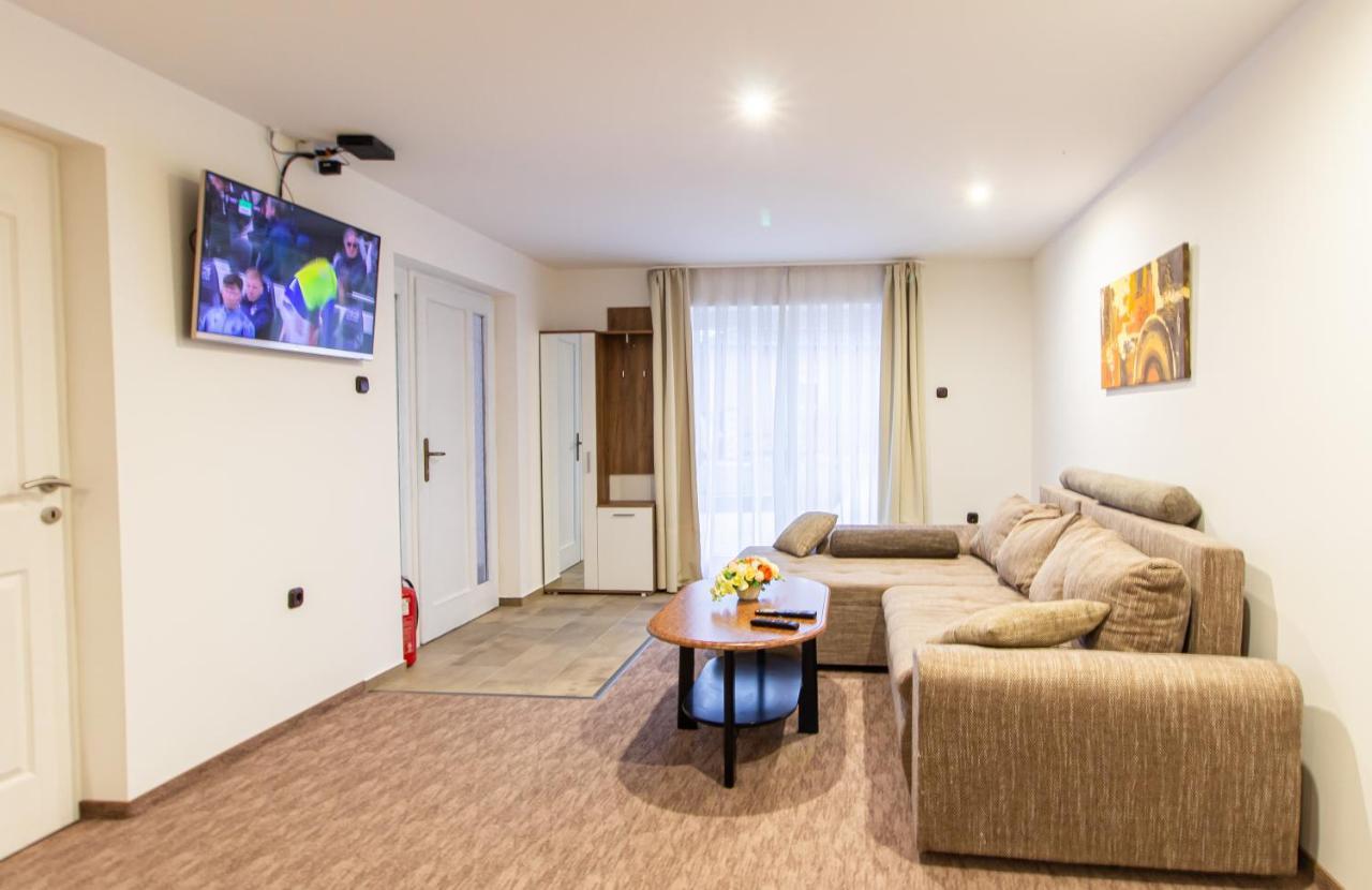 Deli Terasz A Apartman Free Parking, Self-Check-In Anytime Gyor Exterior photo