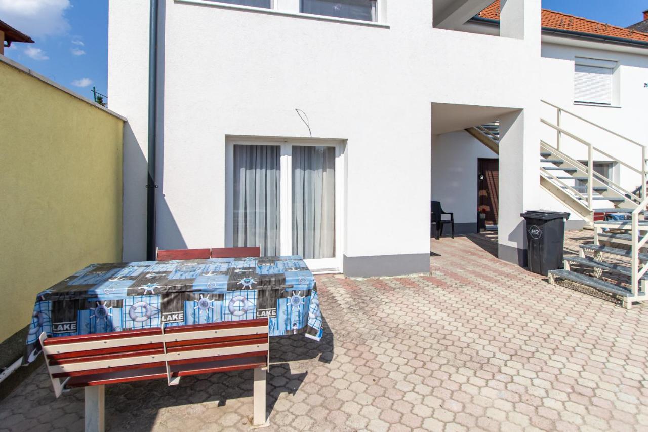 Deli Terasz A Apartman Free Parking, Self-Check-In Anytime Gyor Exterior photo