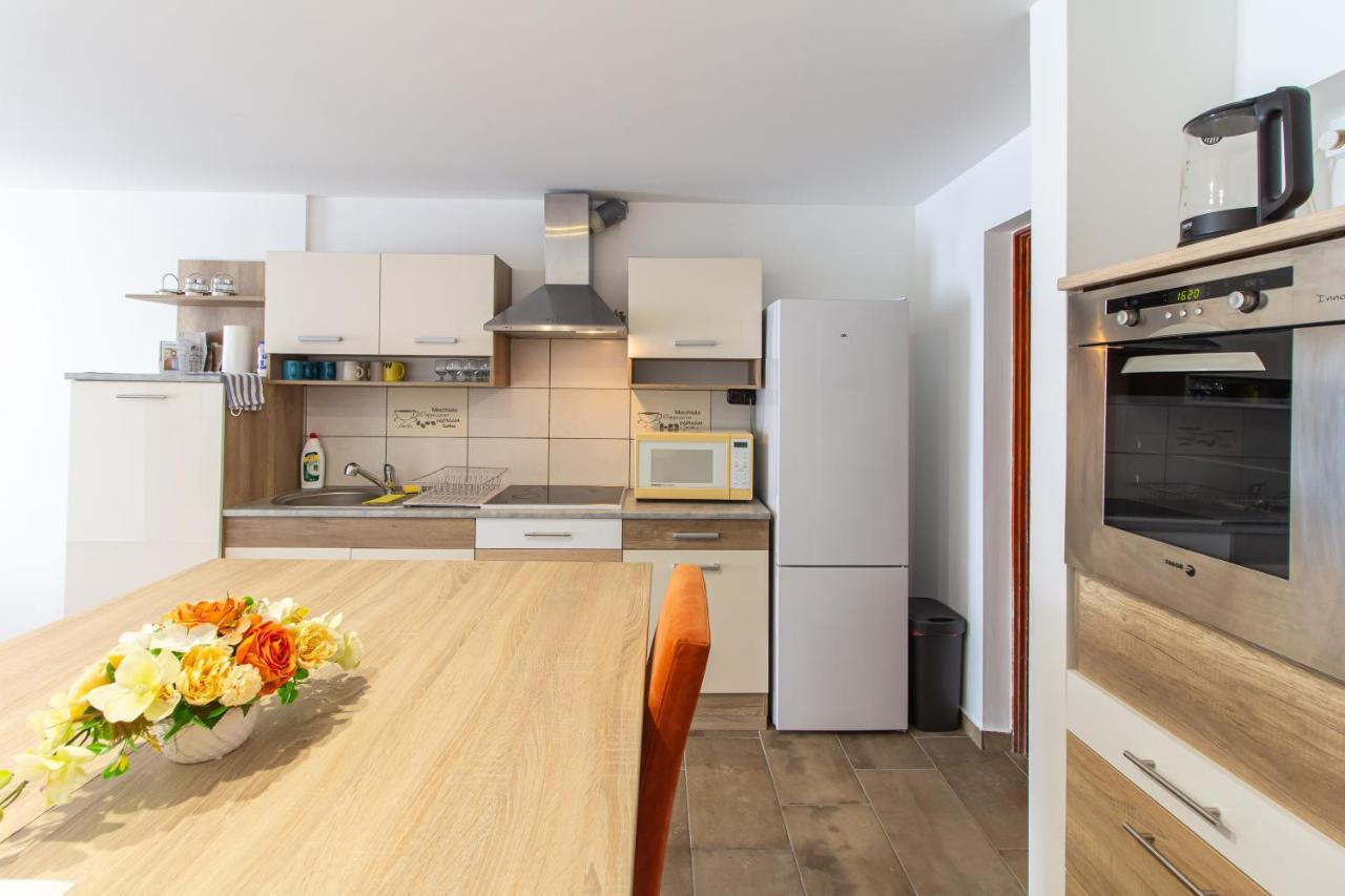 Deli Terasz A Apartman Free Parking, Self-Check-In Anytime Gyor Exterior photo