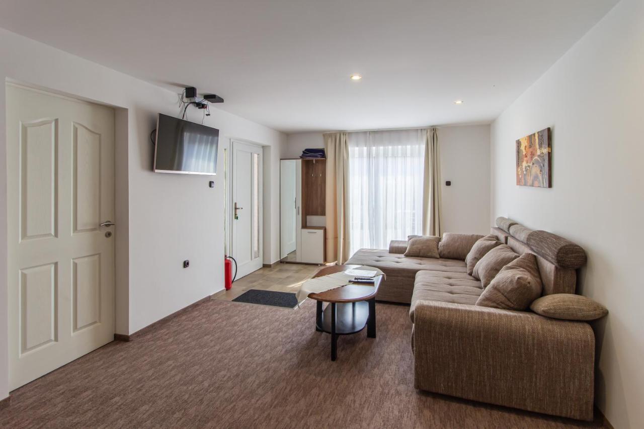 Deli Terasz A Apartman Free Parking, Self-Check-In Anytime Gyor Exterior photo