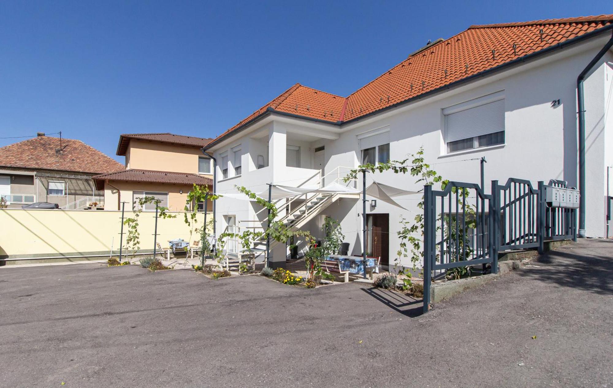 Deli Terasz A Apartman Free Parking, Self-Check-In Anytime Gyor Exterior photo