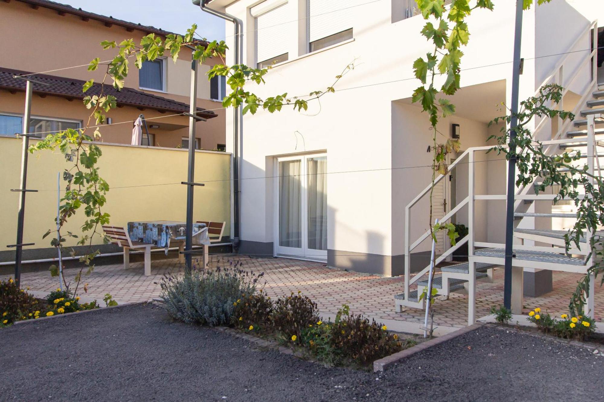 Deli Terasz A Apartman Free Parking, Self-Check-In Anytime Gyor Exterior photo